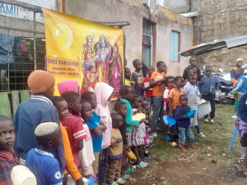 Jai Shreeram volunteers doing Seva for today’s 2000 children food donation5